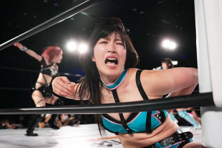 コーナーで痛みに耐えるさくらあや　©Essei Hara