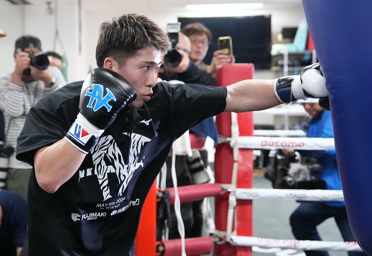 サンドバッグにジャブを放つ井上尚弥　©Naoki Fukuda