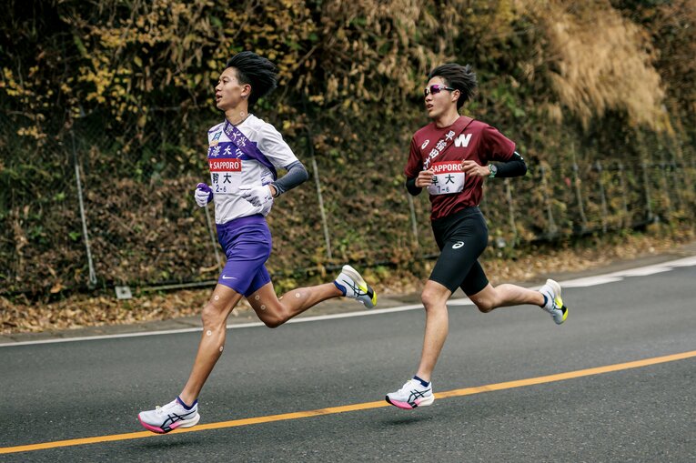 第101回箱根駅伝、復路6区、駒澤大の伊藤蒼唯（3年）が早稲田大の山崎一吹（2年）を抜いて3位に浮上　©Kiichi Matsumoto