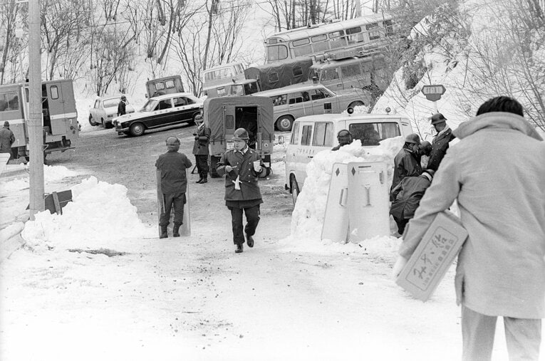 極寒の現場で、カップヌードルをほおばる機動隊員　©︎BUNGEI SHUNJU