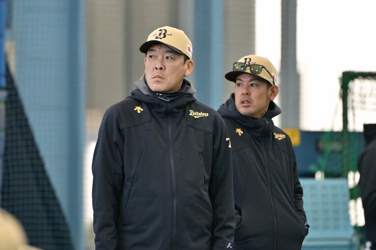 厚澤コーチ（左）と新任の比嘉コーチ　©︎Hideki Sugiyama