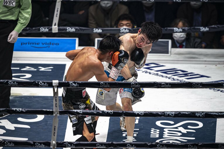 ダメージの残る京口に、ふたたび攻勢をかける寺地　©Takuya Sugiyama