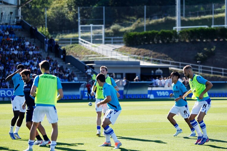 「クボは絶対フィットできる」現地ファンが期待… ソシエダ久保建英のユニ姿・力強さを日本人カメラマンがいち早く撮った〈子供に神対応〉(3)