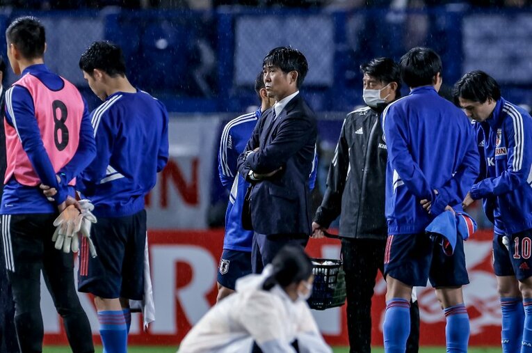 0対3で完敗を喫したチュニジア戦後、ピッチで雨に打たれながら厳しい表情を見せる森保一監督 ／ photograph by Kiichi Matsumoto/JMPA