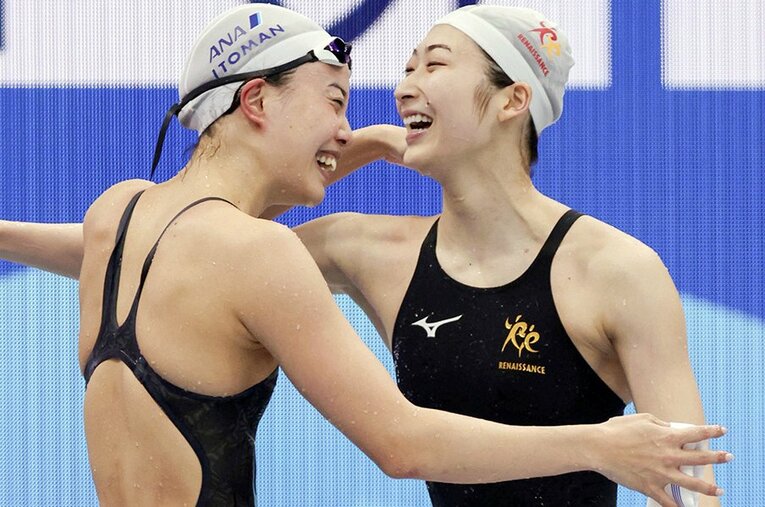 競泳の日本選手権女子100m自由形で優勝し、4位の大本里佳（左）と抱き合って喜ぶ池江璃花子。ともに400mリレーの東京五輪代表に決まった ／ photograph by Kyodo News