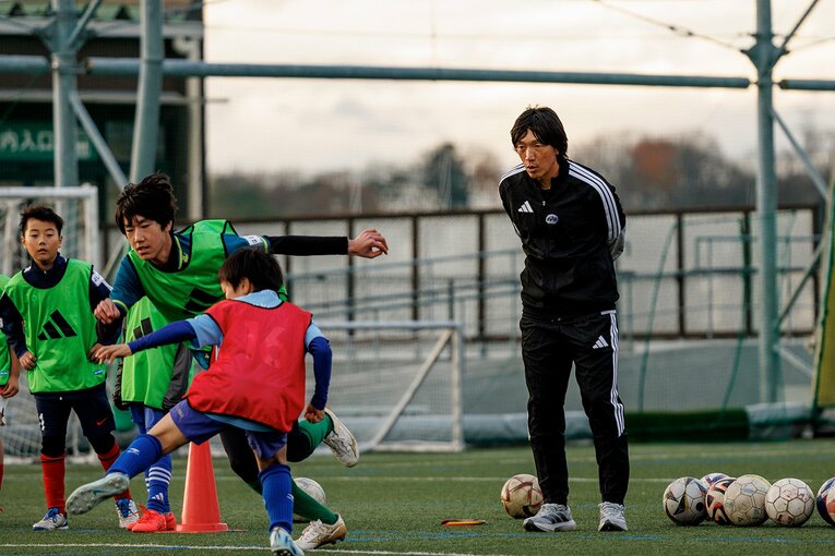 1対1では対戦相手を変えながら徹底指導　©Kiichi Matsumoto