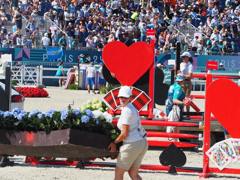 障害飛越コースのセッティングの様子　©JMPA