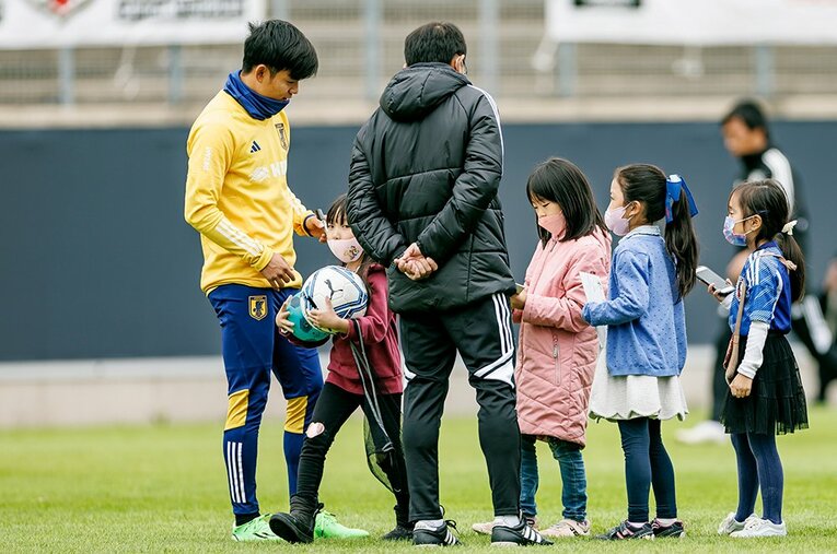久保建英が子供ファンにサインの神対応　©Kiichi Matsumoto