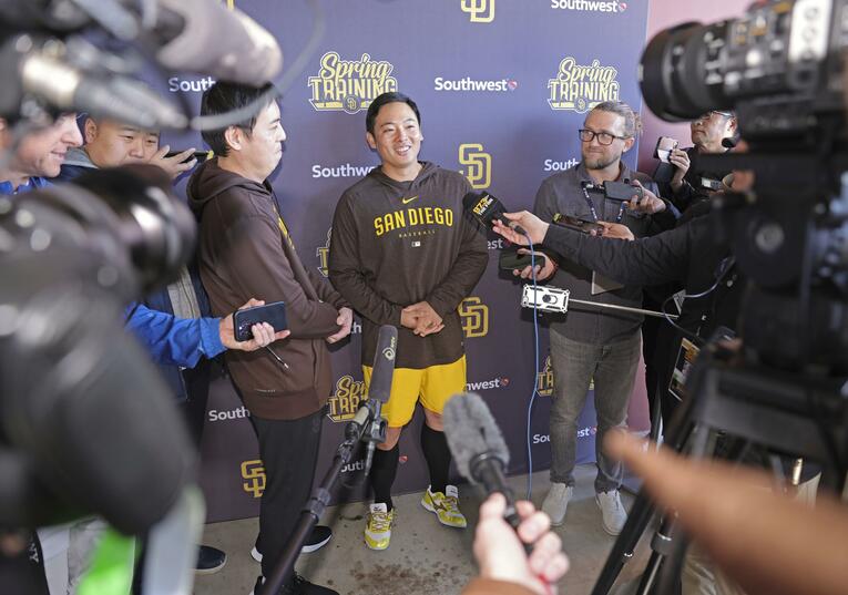 囲み取材に対応する松井裕樹　©︎KYODO