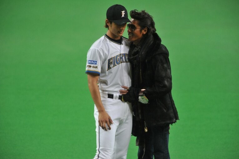 2009年の日本シリーズ（日本ハム×巨人）で小原裕貴の始球式にエスコート役として登場した新庄は先発のダルビッシュに何か囁く　©︎Naoya Sanuki