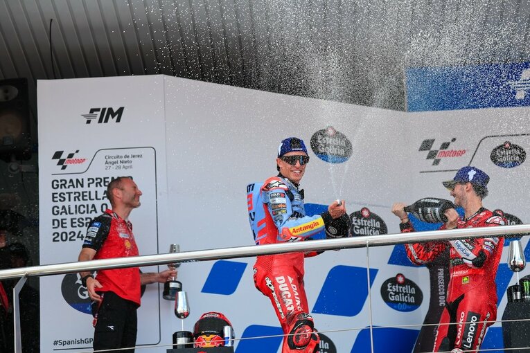 スペインGPの表彰台で喜びをあらわにするマルケス　©Satoshi Endo