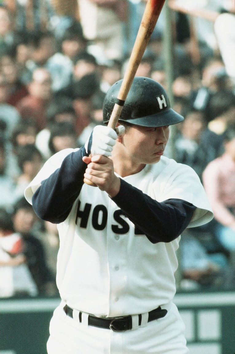 「江川卓vs原辰徳の初対決」1977年11月、明治神宮大会。法政大vs東海大。打席に入る法政大時代の江川卓　©JIJI PRESS