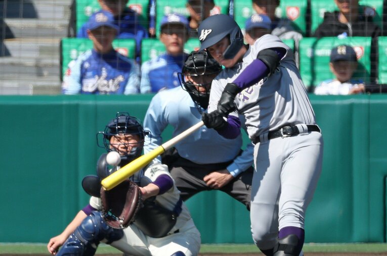 花巻東は5番打者の赤間史弥をはじめ3人が木製バットを使用。豪快なフルスイングの野球へのスタイルチェンジを見せた　©JIJI PRESS