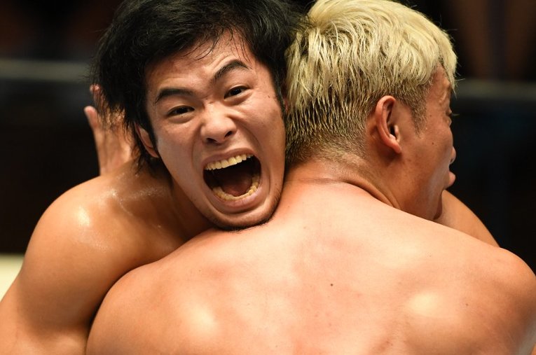 8月1日に開催された新日本プロレス後楽園ホール大会の壮行試合にて、オカダ・カズチカに対して閂スープレックスを狙う上村優也 ／ photograph by Masashi Hara