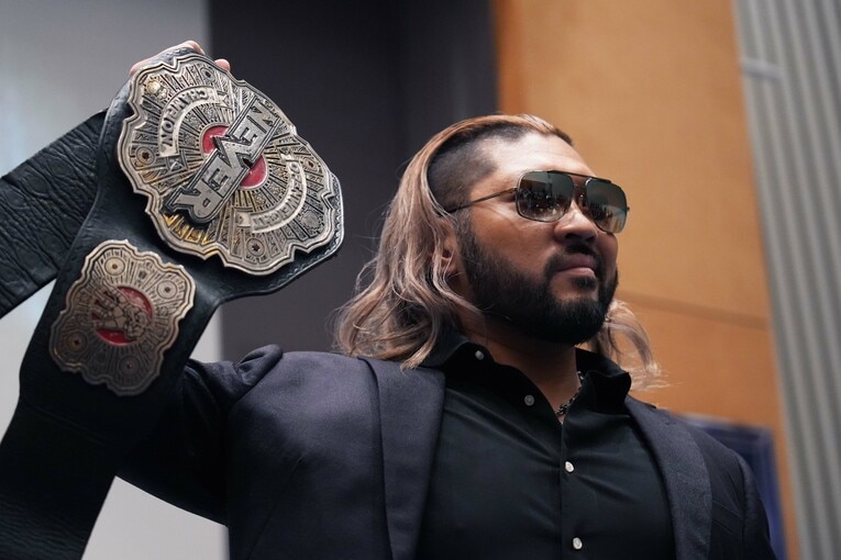 NEVERのベルトを掲げるEVIL。11月4日、テレビ朝日　©Essei Hara