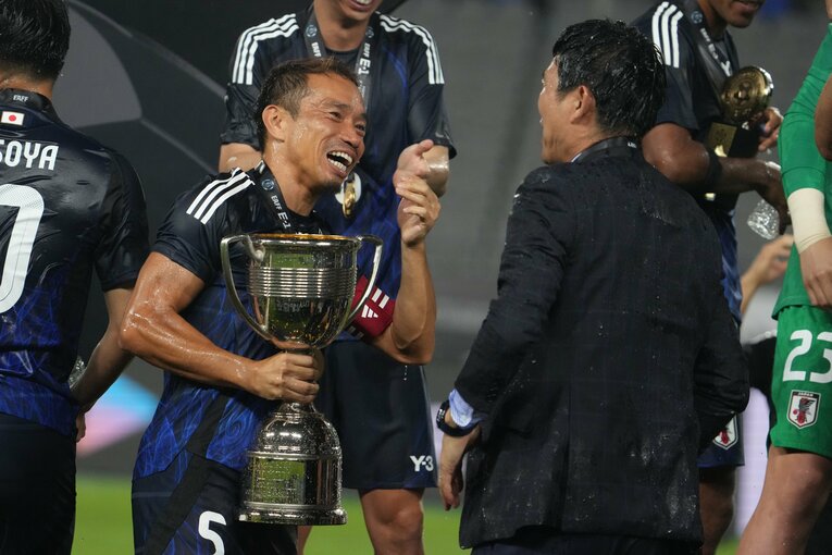 E-1選手権で3度目の優勝を飾った後の長友佑都と森保監督【スワイプするとそのほかの写真もご覧になれます】　©Getty Images