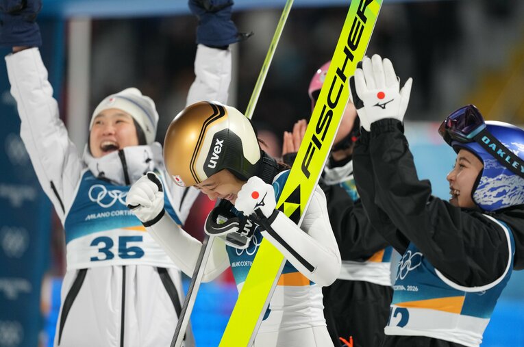 メダルが確定しガッツポーズの丸山希と伊藤有希（左）、高梨沙羅の先輩コンビ。女子ジャンプを牽引してきた2人との絆が見える瞬間だった　©Tsutomu Kishimoto/JMPA