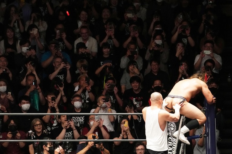 まさかの“生尻披露”に後楽園ホールの観客は大興奮　©Masashi Hara