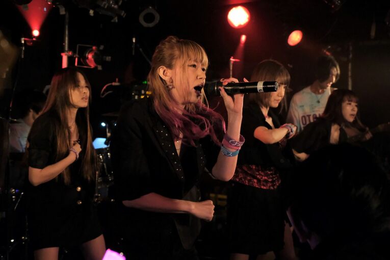 「オトロマ」のライブにて熱唱（一番手前が沙弥）