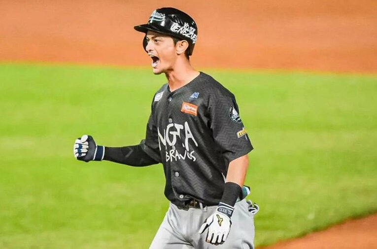 メキシコ、そしてベネズエラでも活躍した乙坂。昨季だけで41盗塁を決めたが、NPB8年間で通算19盗塁の乙坂の身に何が起きていたのか ／ photograph by Tomo Otosaka