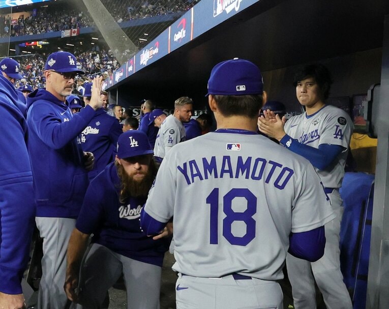 チームメートも最敬礼するほどの獅子奮迅の投げっぷりだった　©Getty Images