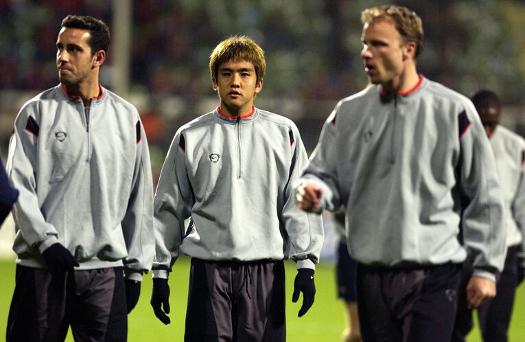 （左から）エドゥ、稲本潤一、ベルカンプの3ショット（2002年撮影）©︎Getty Images