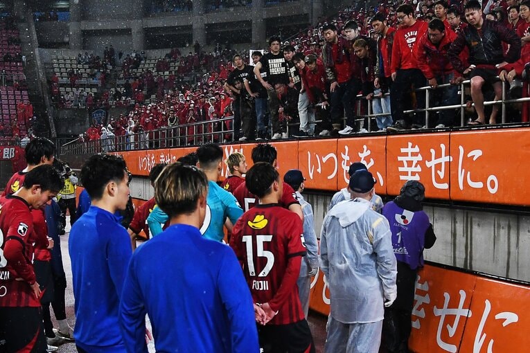 1-5で敗れた4月15日のヴィッセル神戸戦後、ゴール裏のサポーターの前に立つ鹿島アントラーズの選手たち