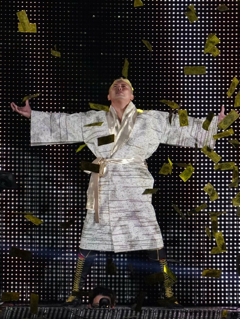 猪木風のガウンを着て入場するオカダ