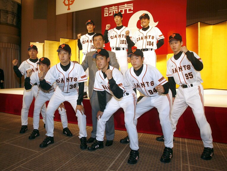 2007年12月の巨人・新入団選手会見。後列中央が西村優希　©Sankei Shimbun