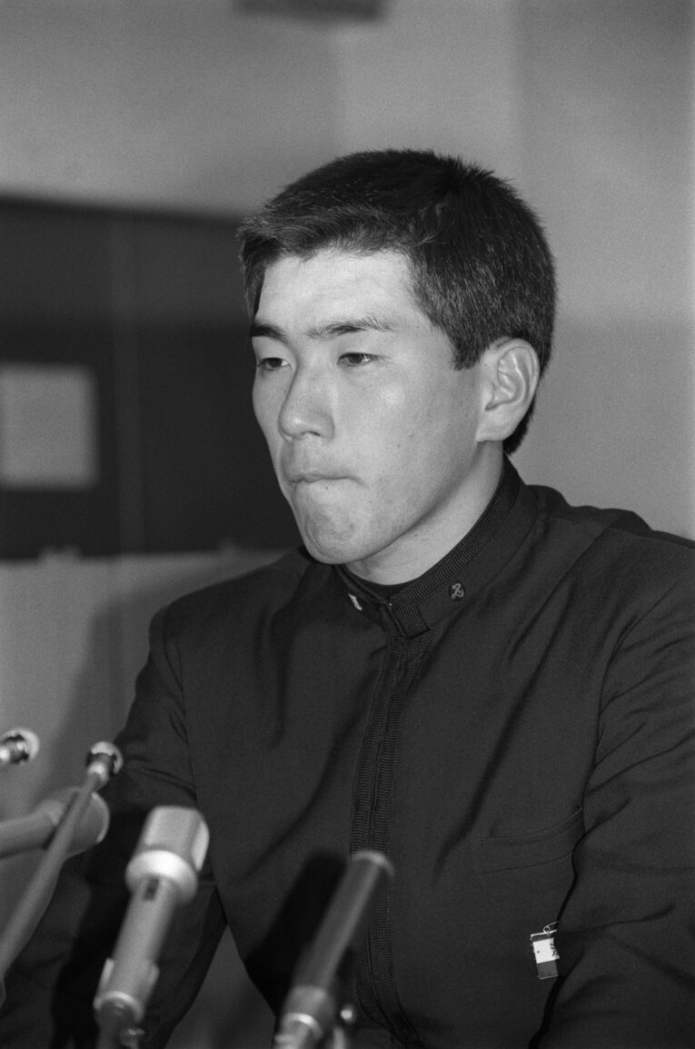 1985年のドラフト会議後、涙をにじませながら会見にのぞんだPL学園・清原　©︎JIJI PRESS