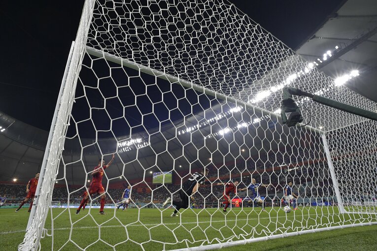 堂安が放ったゴール前へのボールに前田大然は惜しくも届かず、三笘の前にボールが転がる（奇跡のゴールシーン　5／57）　©Koki Nagahama/JMPA