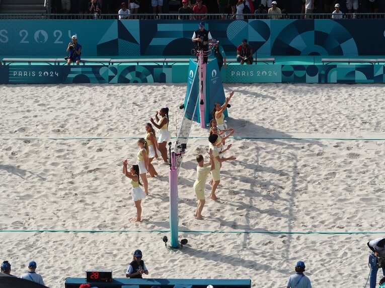 試合の合間のパフォーマンス　©JMPA