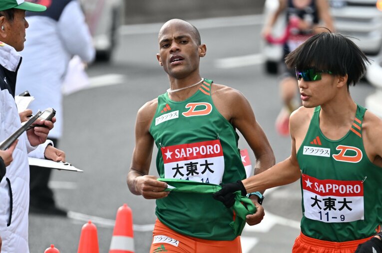 今年の箱根8区で区間最下位とブレーキとなってしまった大東大のピーター・ワンジル。高校時代から指導する愛弟子を真名子圭監督はどう見たのか ／ photograph by Naoya Sanuki