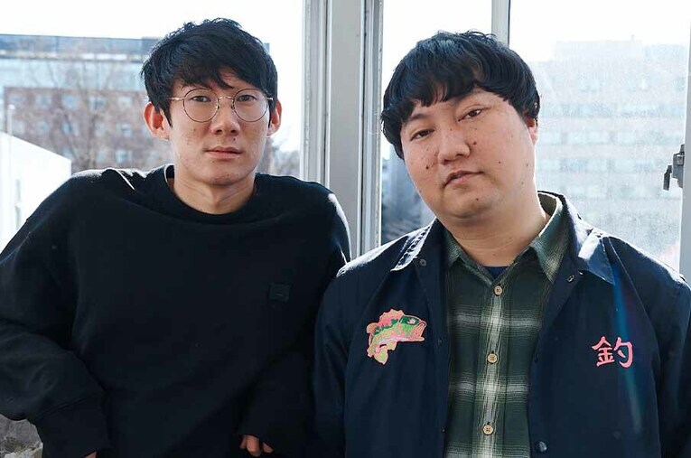 結成13年、2年連続での決勝進出を果たしたロングコートダディ。堂前透（ネタ作り担当、写真左）と兎。吉本興業所属 ／ photograph by Ichisei Hiramatsu