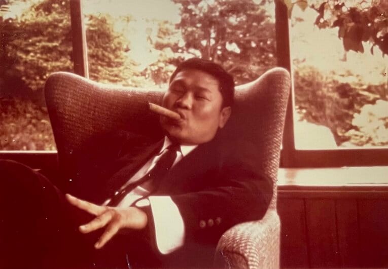 金平がいまも大事に胸にしまう父・正紀の写真