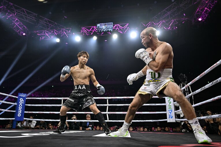 右足を突っ張りぎみしたスタンスで慎重な出だしのドヘニー　©︎Hiroaki Yamaguchi