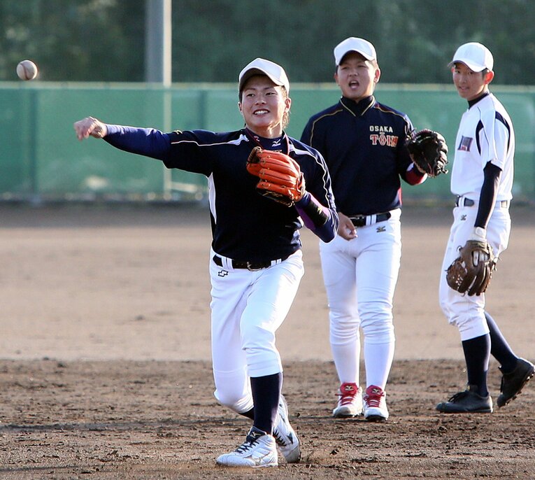 2012年10月26日、ドラフト会議の翌日。練習で汗を流す、光星学院・北條史也（左）と田村龍弘（中央）　©Sankei Shimbun