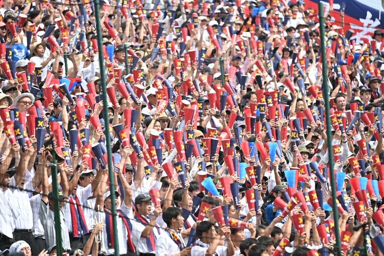 慶応高校の満員の応援席。その迫力も話題になった ©Naoya Sanuki