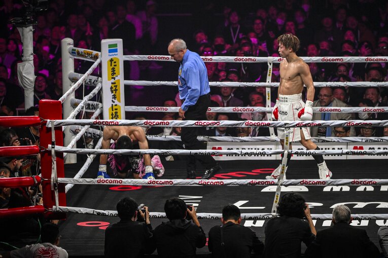 キャンバスに両手をつくキム・イェジュンと、勝利を確信した井上尚弥（5枚目／全6枚） ©Takuya Sugiyama