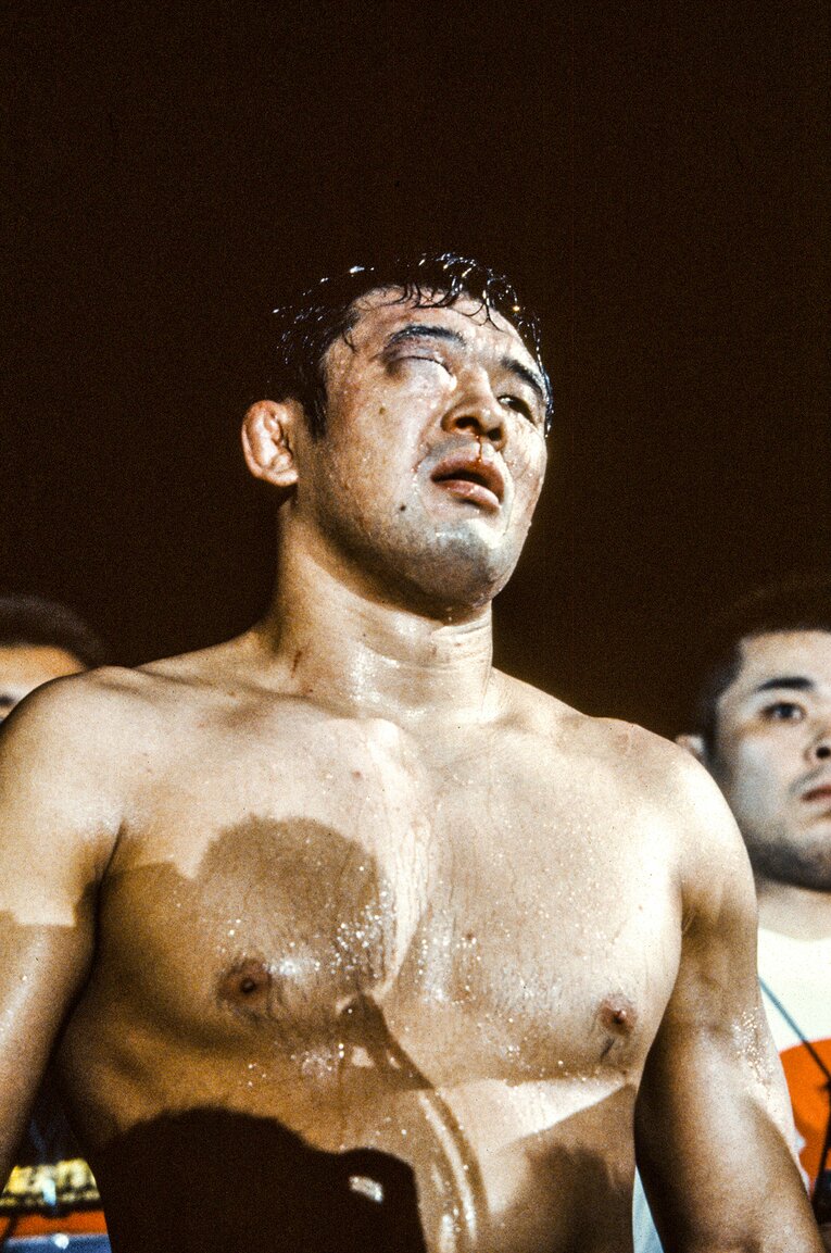 ミルコの蹴り上げで眼窩底骨折に追い込まれた桜庭　©Susumu Nagao