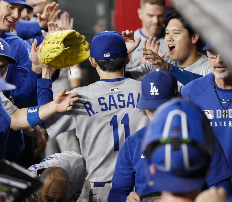 【テレビに映らない素顔の朗希／30枚超】メジャー復帰後、好リリーフした佐々木朗希。ベンチで迎える大谷翔平…写真はまだまだ続きます　©KYODO