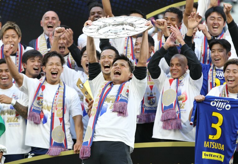 3年ぶりの優勝を決め、シャーレを掲げるマリノスの宮市亮　©JIJI PRESS