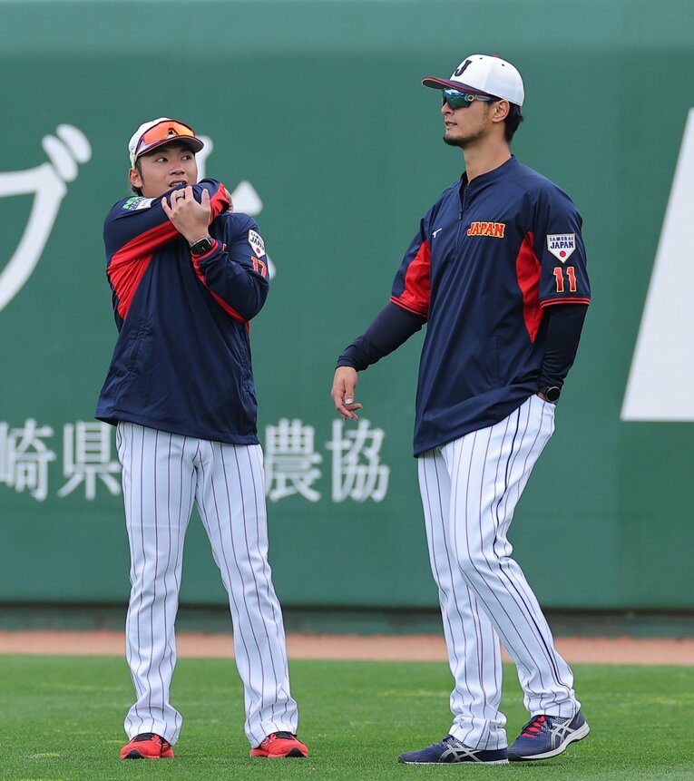 宮崎キャンプで”憧れ”のダルビッシュと会話をかわす伊藤　©︎SANKEI SHIMBUN