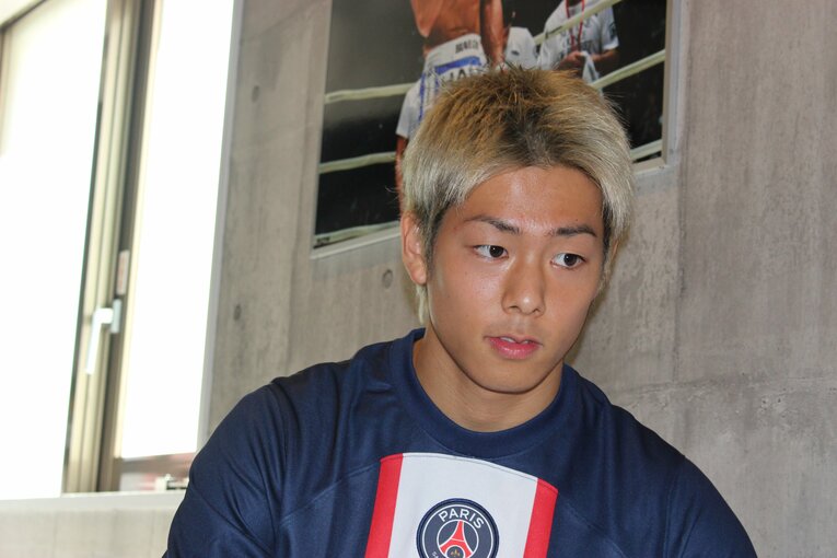 単独取材に応じる三浦孝太　©Number Web