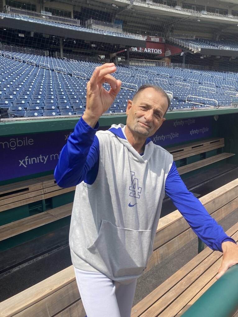 “デコピン・セレブレーション”の手の形をするエベル三塁コーチ