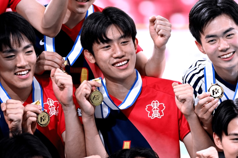 高橋藍を擁した2020年以来、6年ぶりに春高バレーを制した東山高校。2年生エース岩田怜緯は大会MVPに選ばれた ／ photograph by Hiroyuki Nakamura