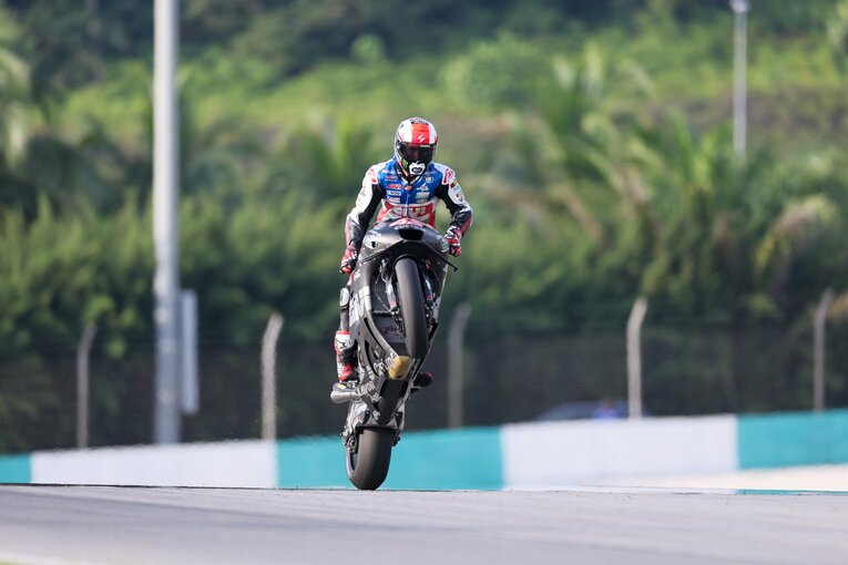 マレーシアテストで派手なウイリーを披露するアレックス・リンス　©Satoshi Endo