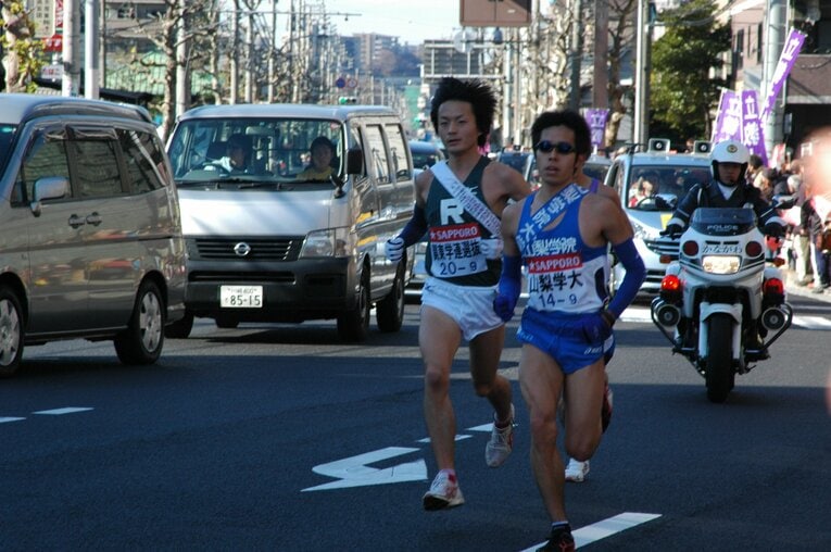 2008年の箱根駅伝で9区を走る中村さん。当時の立教大のユニフォームは深緑色だった（中村嘉孝さん提供）