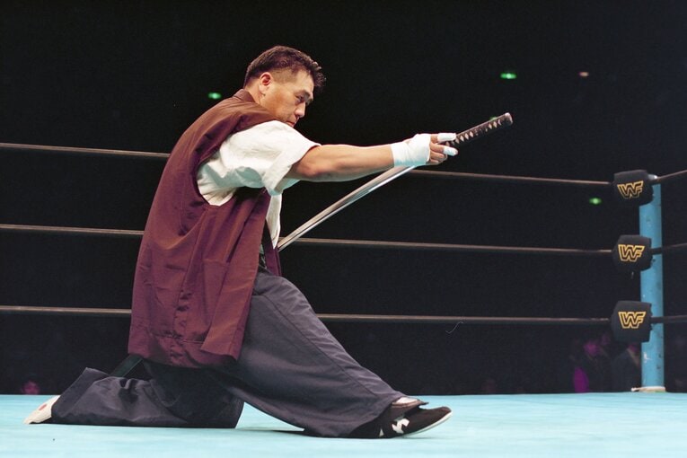 WWFマニアツアーで青柳政司が披露した日本刀パフォーマンス