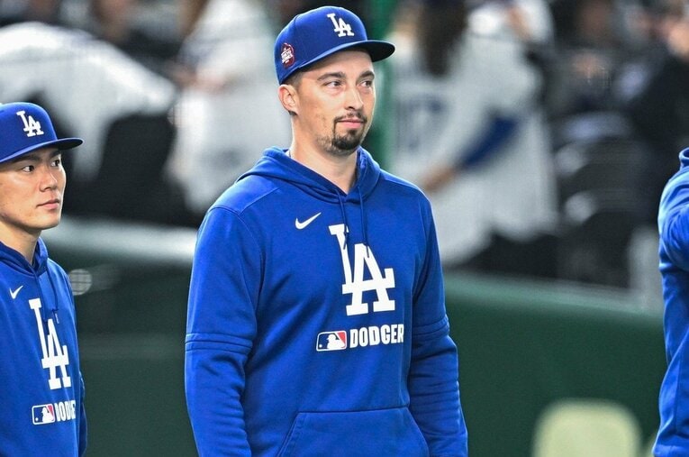 見事な中継ぎ登板を見せた佐々木をベタ褒めした先発ローテの一角・スネル…写真はまだまだ続きます　©Nanae Suzuki